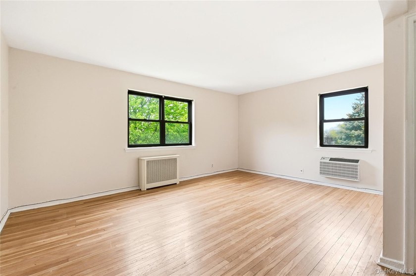 Bright and roomy one bedroom apt on top floor. Large living and - photo 5