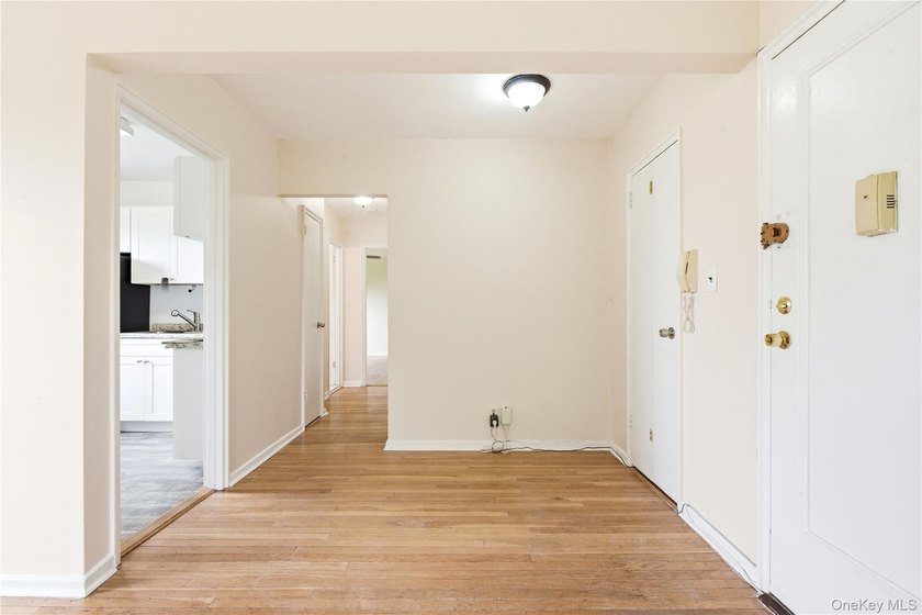 Bright and roomy one bedroom apt on top floor. Large living and - photo 8