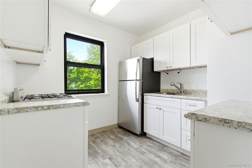 Bright and roomy one bedroom apt on top floor. Large living and - photo 9