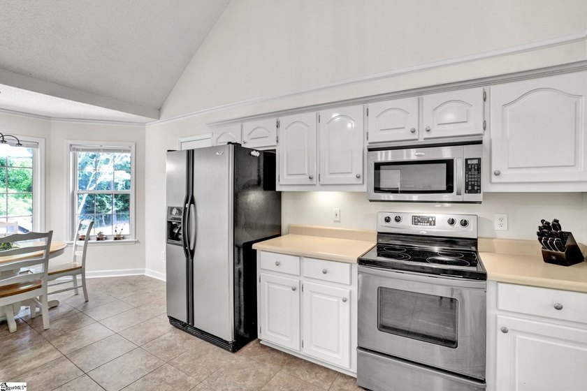 Contact Lisa Murray. Welcome home to this beautifully maintained - photo 8