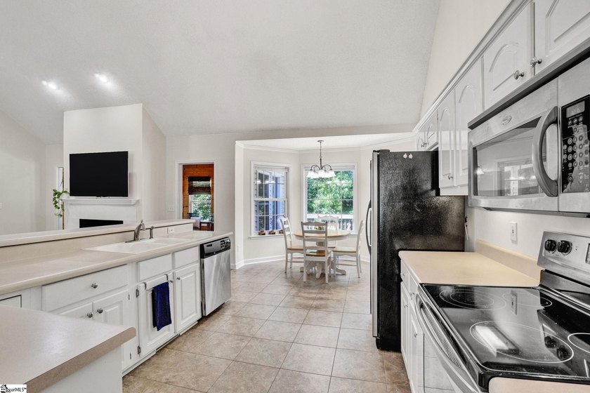 Contact Lisa Murray. Welcome home to this beautifully maintained - photo 9