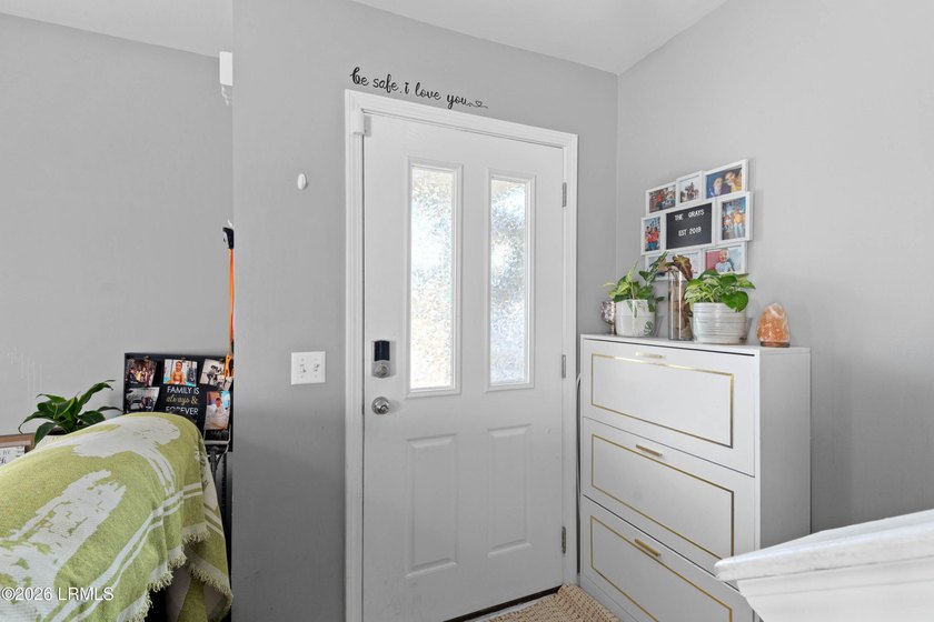 Welcome home to this spacious and beautifully maintained - photo 3