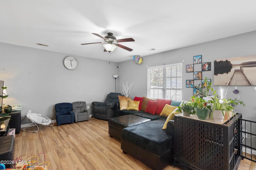 Welcome home to this spacious and beautifully maintained - photo 5