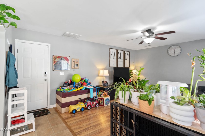 Welcome home to this spacious and beautifully maintained - photo 7