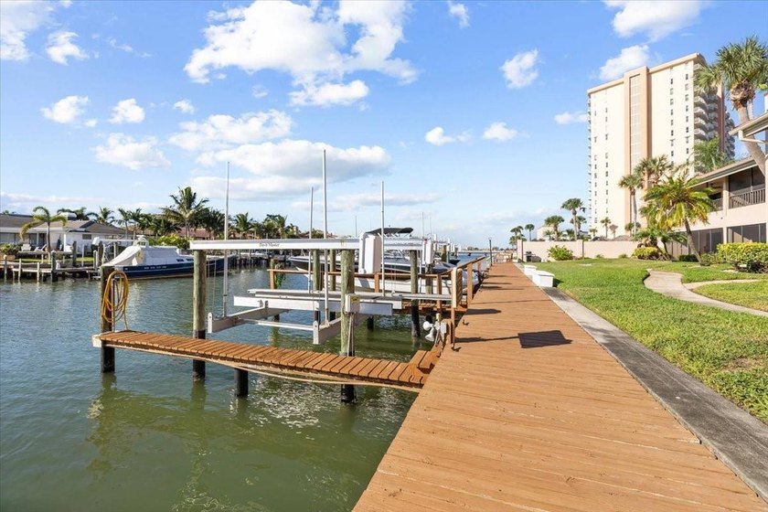 BOAT SLIP/ LIFT - PRIVATE GARAGE - FULLY RENOVATED WATERFRONT - photo 33