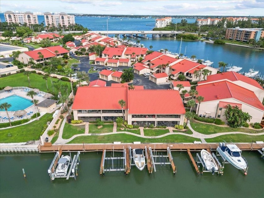 BOAT SLIP/ LIFT - PRIVATE GARAGE - FULLY RENOVATED WATERFRONT - photo 38