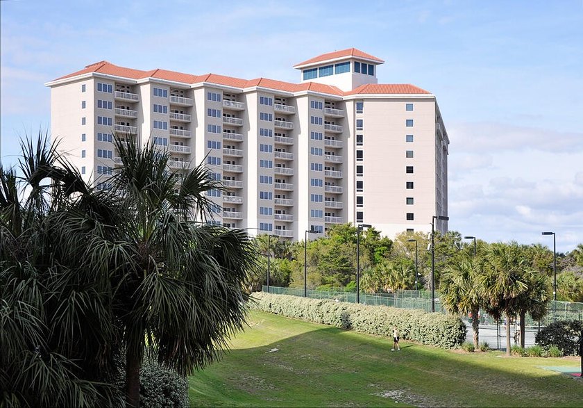 Welcoming FULLY FURNISHED 3 bedroom/3 bathroom end unit at the - photo 2