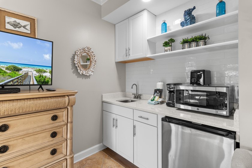 Welcoming FULLY FURNISHED 3 bedroom/3 bathroom end unit at the - photo 3