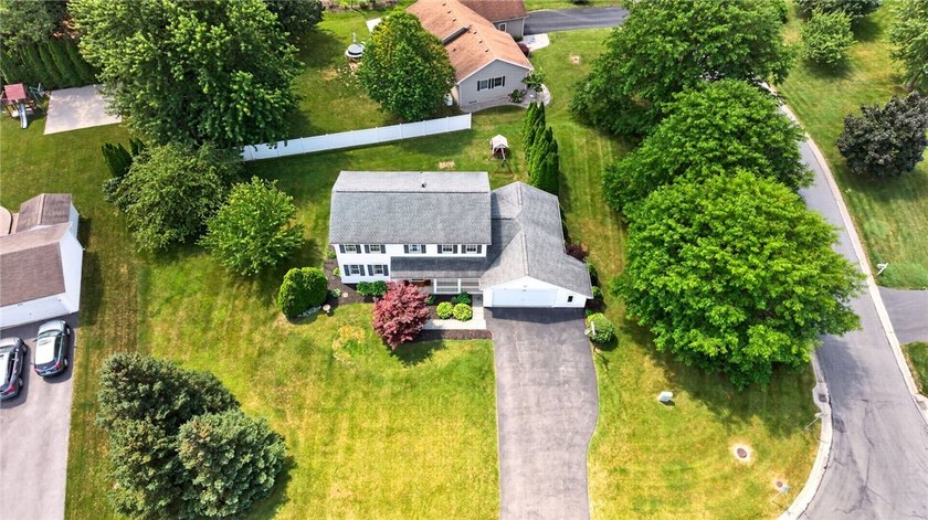 SHOWSTOPPER!! This **MAGAZINE-WORTHY** 4-bedroom 2.5-bath - photo 46