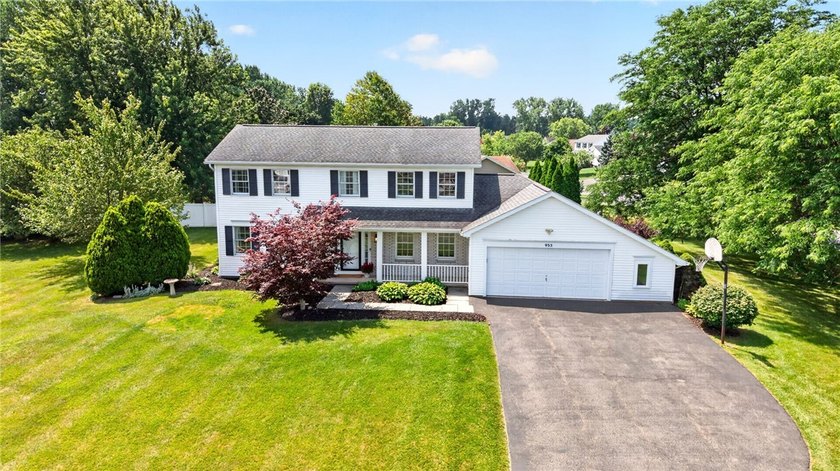 SHOWSTOPPER!! This **MAGAZINE-WORTHY** 4-bedroom 2.5-bath - photo 47