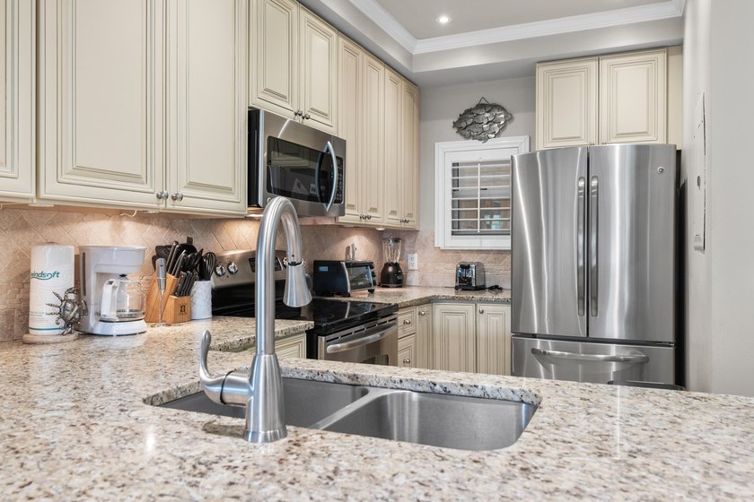 Welcoming FULLY FURNISHED 3 bedroom/3 bathroom end unit at the - photo 9
