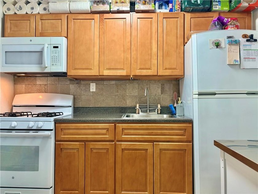 Solid brick 6-family building located in the heart of Bay Ridge - photo 4