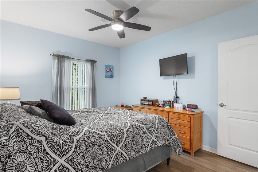 Welcome to your dream condo! This 3bd, 2ba condo features a - photo 4