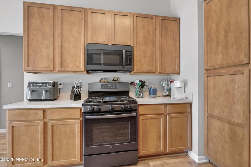 Welcome to this beautifully maintained 4-bedroom, 2-bathroom - photo 22