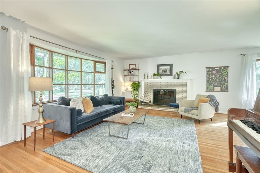 Welcome home to this beautifully updated 4-bedroom, 2-bath - photo 5