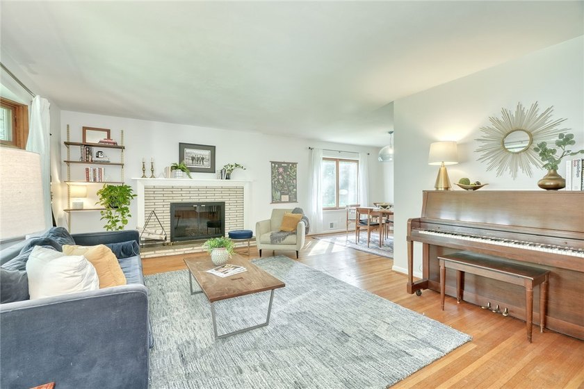 Welcome home to this beautifully updated 4-bedroom, 2-bath - photo 6