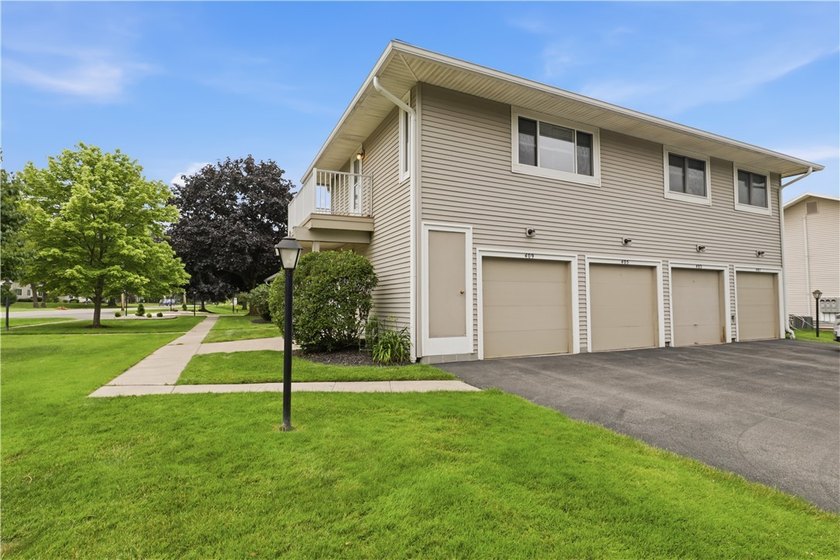 * Beautifully Designed 2nd floor End Unit with direct access - photo 4