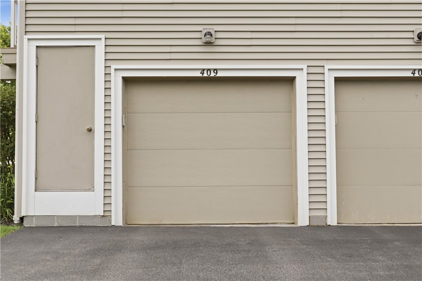 * Beautifully Designed 2nd floor End Unit with direct access - photo 5
