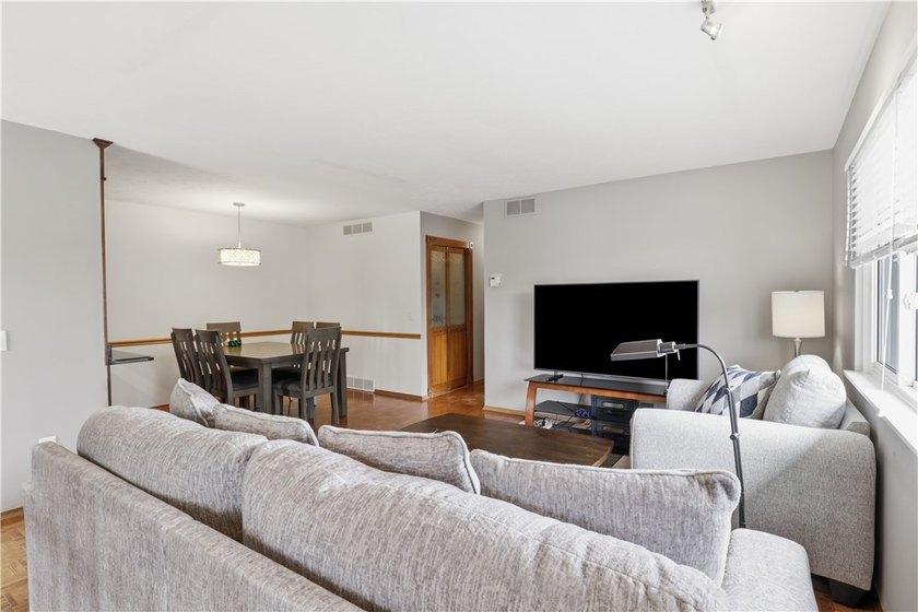 * Beautifully Designed 2nd floor End Unit with direct access - photo 7