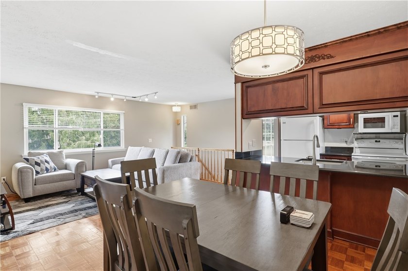 * Beautifully Designed 2nd floor End Unit with direct access - photo 10