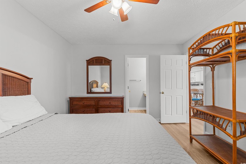 This move-in ready third-floor condo in the River Oaks community - photo 14