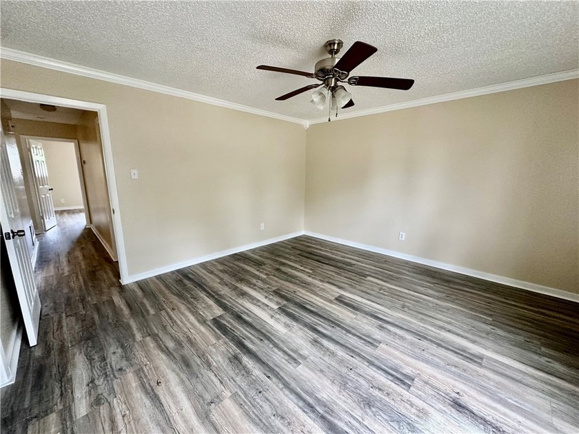 PRICED TO SELL! THIS 3 BED 2 FULL BATH HOME HAS BEEN REMODELED - photo 14