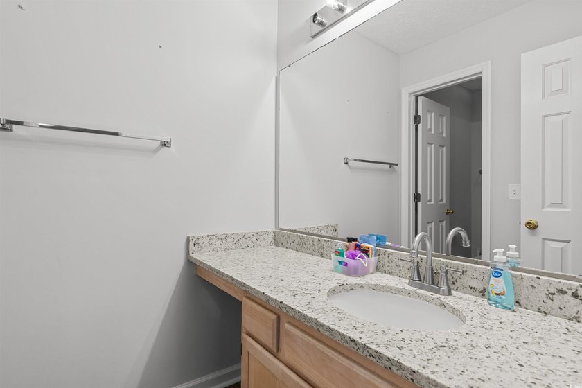 This move-in ready third-floor condo in the River Oaks community - photo 16