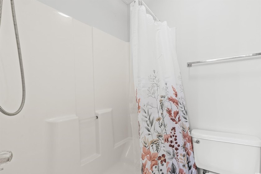 This move-in ready third-floor condo in the River Oaks community - photo 17