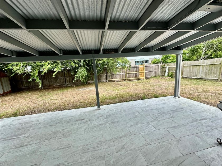 PRICED TO SELL! THIS 3 BED 2 FULL BATH HOME HAS BEEN REMODELED - photo 19