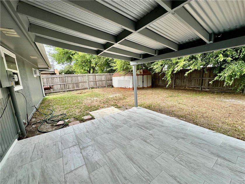 PRICED TO SELL! THIS 3 BED 2 FULL BATH HOME HAS BEEN REMODELED - photo 21