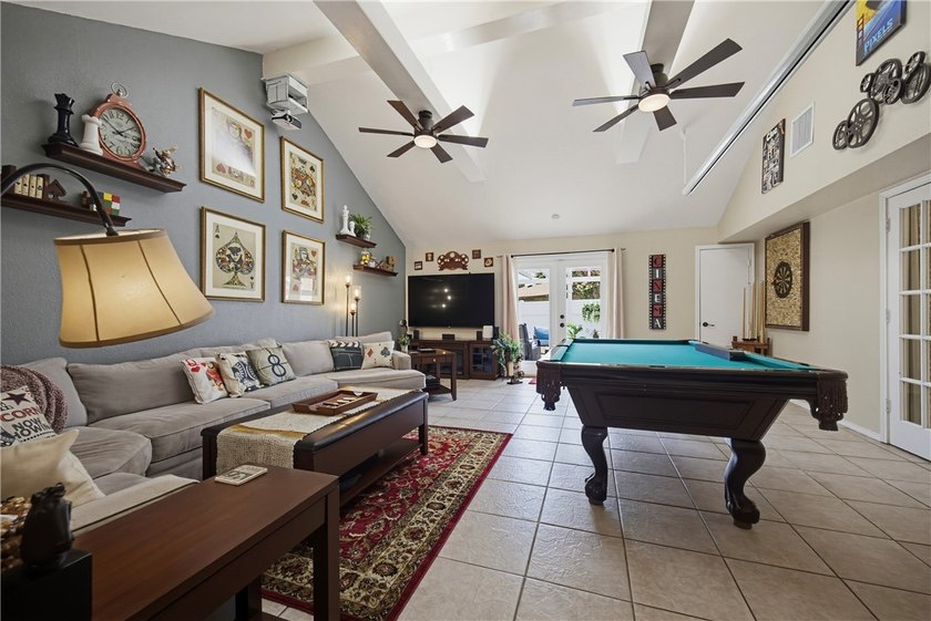 Welcome to this beautifully maintained 3,000+ square-foot home - photo 12