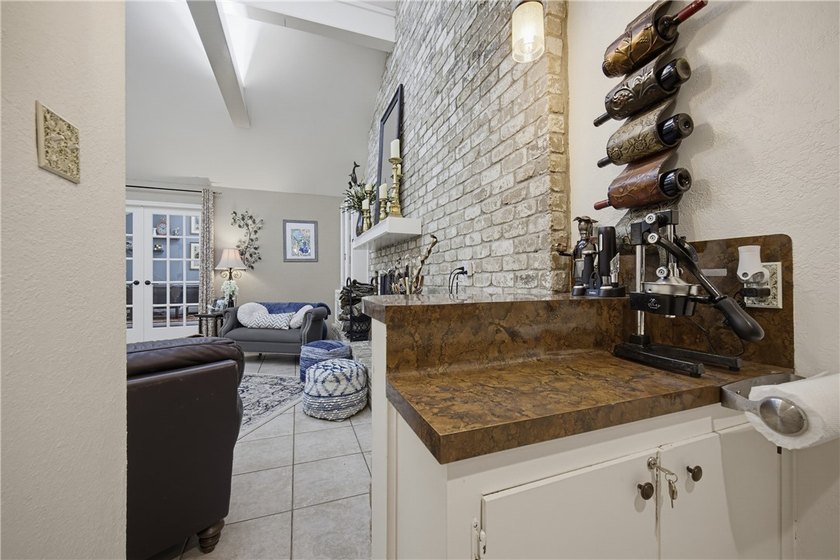 Welcome to this beautifully maintained 3,000+ square-foot home - photo 14