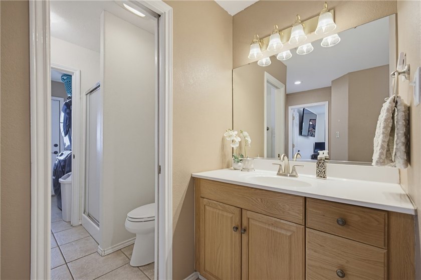Welcome to this beautifully maintained 3,000+ square-foot home - photo 18