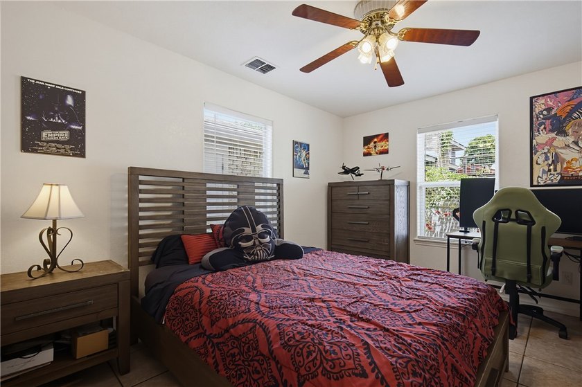 Welcome to this beautifully maintained 3,000+ square-foot home - photo 20