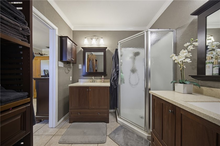 Welcome to this beautifully maintained 3,000+ square-foot home - photo 21