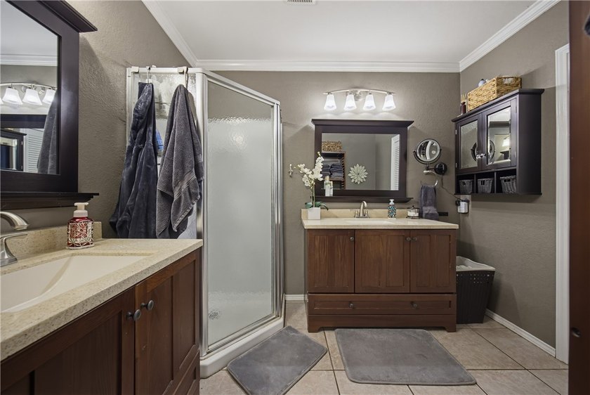 Welcome to this beautifully maintained 3,000+ square-foot home - photo 22