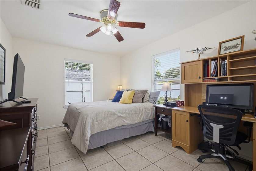 Welcome to this beautifully maintained 3,000+ square-foot home - photo 24