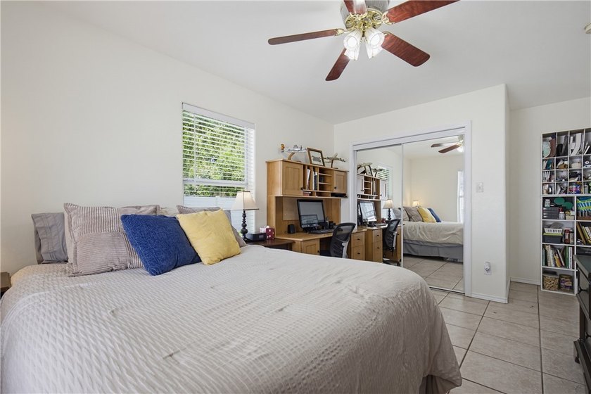 Welcome to this beautifully maintained 3,000+ square-foot home - photo 26