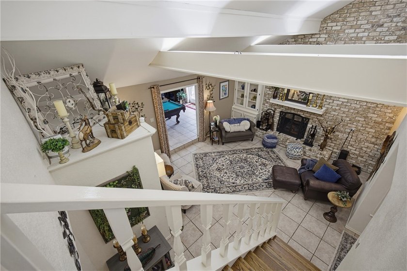 Welcome to this beautifully maintained 3,000+ square-foot home - photo 28