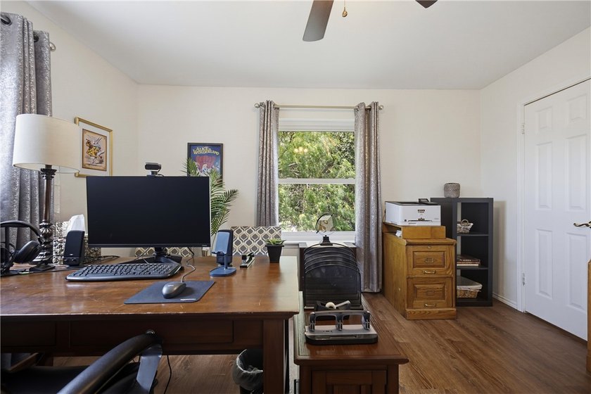 Welcome to this beautifully maintained 3,000+ square-foot home - photo 31