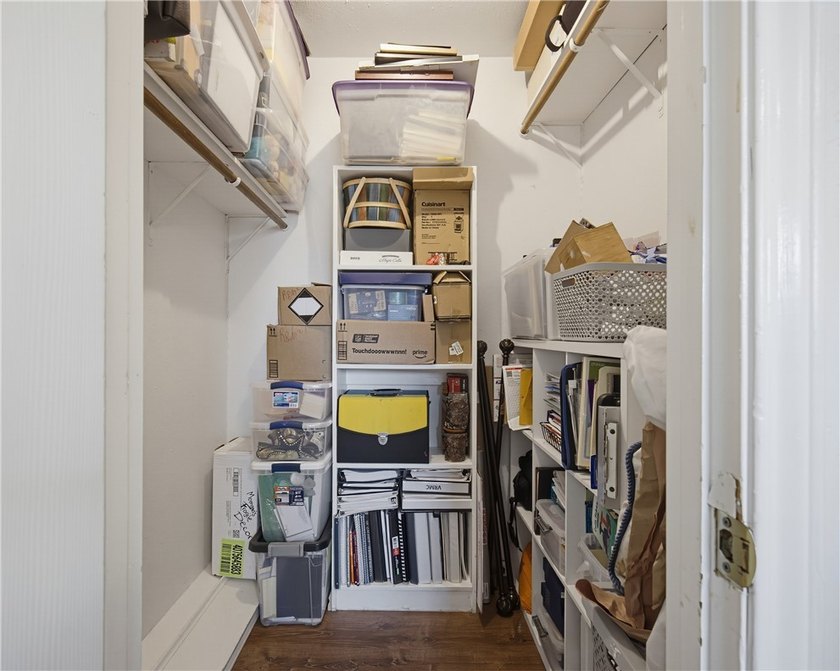 Welcome to this beautifully maintained 3,000+ square-foot home - photo 32