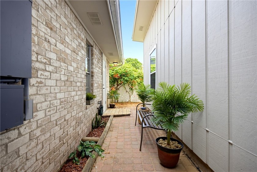 Welcome to this beautifully maintained 3,000+ square-foot home - photo 34