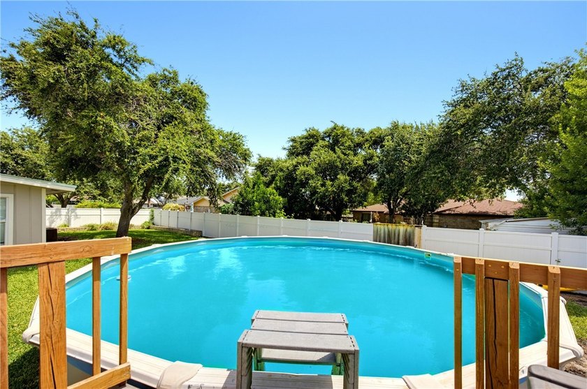 Welcome to this beautifully maintained 3,000+ square-foot home - photo 35