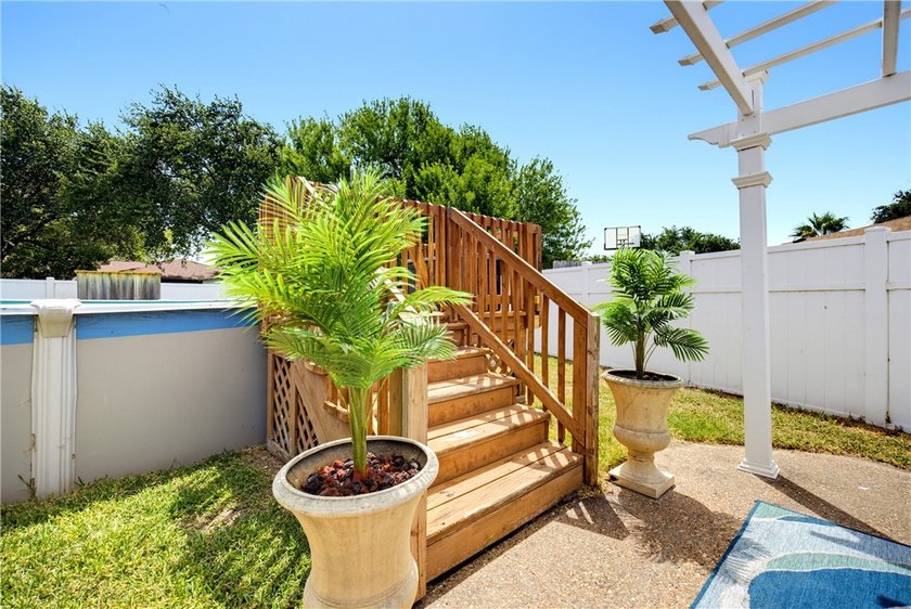 Welcome to this beautifully maintained 3,000+ square-foot home - photo 36