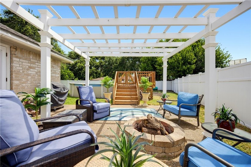 Welcome to this beautifully maintained 3,000+ square-foot home - photo 37