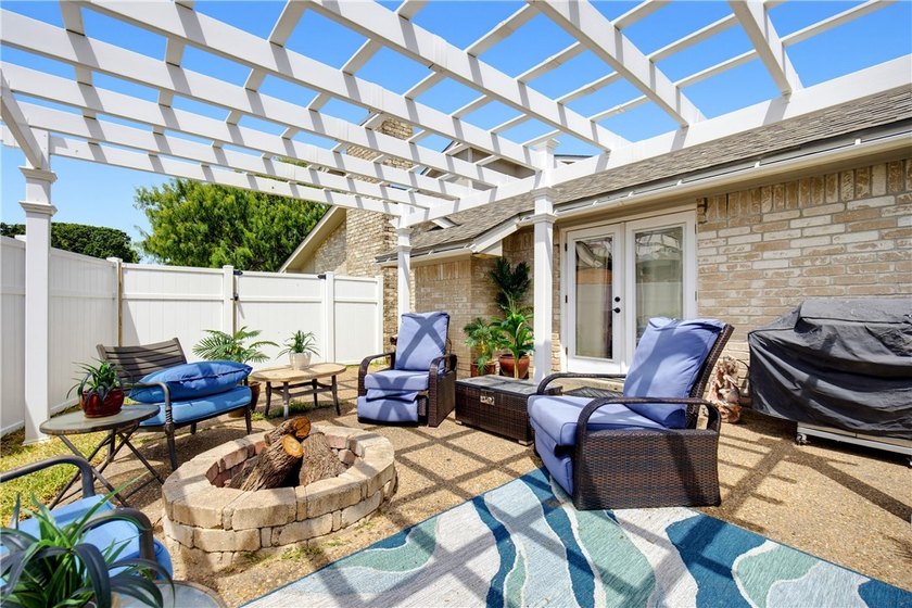 Welcome to this beautifully maintained 3,000+ square-foot home - photo 38