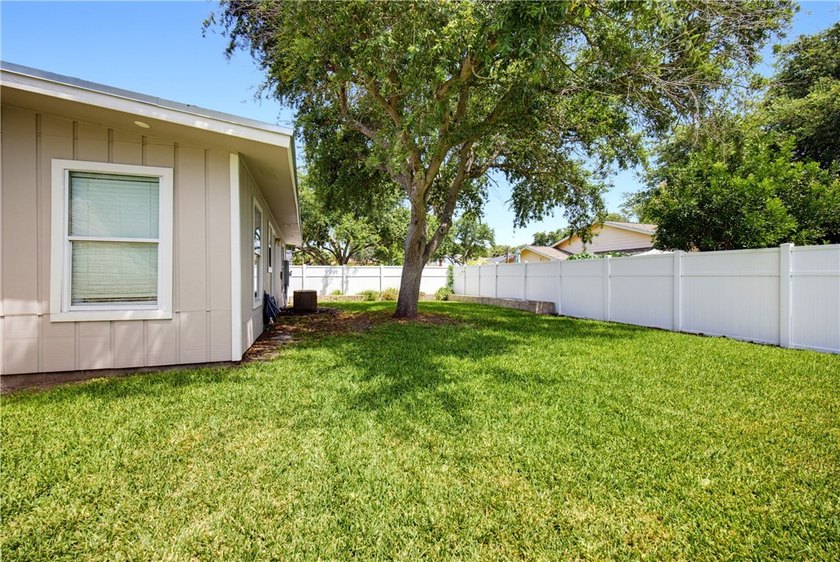 Welcome to this beautifully maintained 3,000+ square-foot home - photo 39
