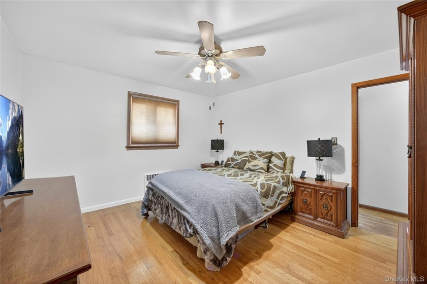 Welcome to this beautifully expanded ranch featuring 3 bedrooms - photo 11