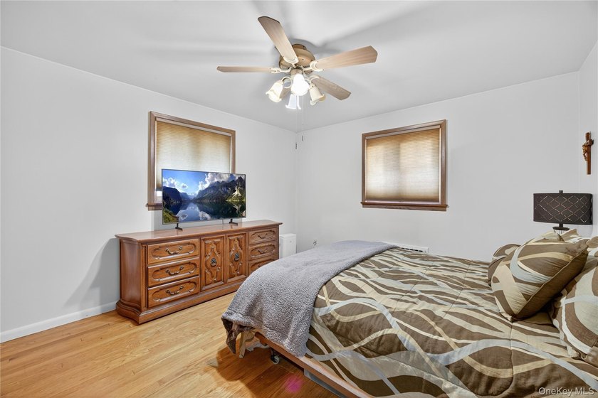 Welcome to this beautifully expanded ranch featuring 3 bedrooms - photo 12
