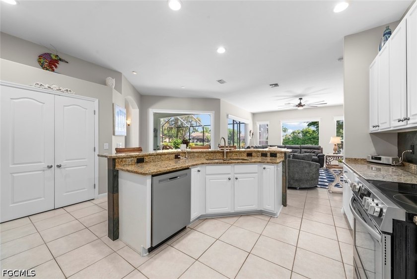 This 3 bedroom, 3 bath showplace in a peaceful, serene lake - photo 18